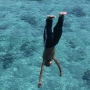 海に飛び込む少年.jpg